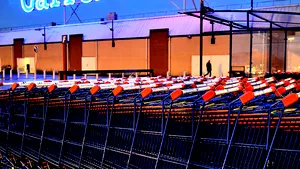 Guvernul francez nu este de acord cu vânzarea Carrefour, după ce canadienii de la Couche-Tard au pus pe masă 20 de miliarde de dolari