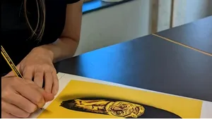 O artistă renunţă la pânză în favoarea bananei FOTO VIDEO