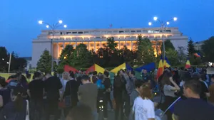 Peste 50 de protestatari se află în faţa Guvernului şi scandează: PSD, ciuma roşie