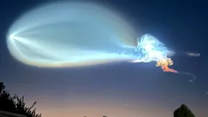 O „meduză spațială” uriașă a luminat cerul Statelor Unite. Ce este fenomenul spectaculos apărut după lansarea unei rachete SpaceX