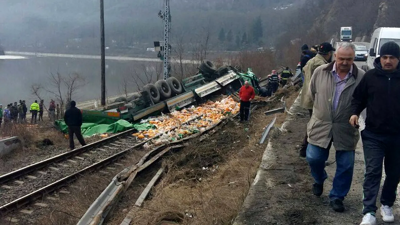 Trafic feroviar blocat pe Valea Oltului de un TIR răsturnat