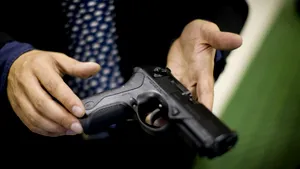 Polițiștii din Neamț, așteptați cu toporul la ușă de petrecăreți. Unul dintre agenți a tras cu pistolul din dotare