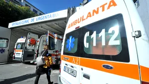 FOTO: O tânără din Bucureşti a născut în maşină: Mama şi bebeluşul, transportaţi de urgenţă la spital