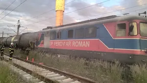 Incendiu la o locomotivă care tracta 36 de vagoane cu țiței în Prahova