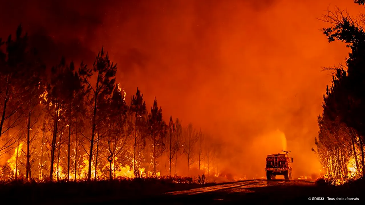 UE: Mai multe ţări, inclusiv România, participă la operaţiunile contra incendiilor din Franţa. Mulţumiri de la Macron