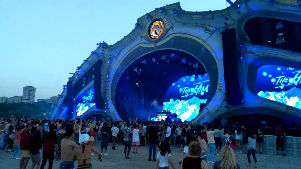 Incident la NEVERSEA: Un artist a înjurat Guvernul şi s-a luat curentul pe scenă