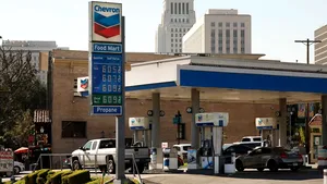 Joe Biden cere verificarea companiilor petroliere, în contextul majorării preţurilor la carburanţi 