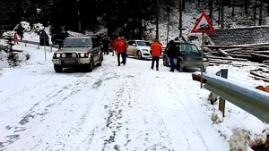 Zeci de turişti blocaţi în Munţii Bucegi, după ce drumul a fost acoperit de gheaţă. FOTO