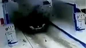 Un Logan explodează într-o benzinărie din Rusia: nimeni nu a fost rănit, dar nu a mai rămas nimic din maşină. Prima ipoteză a anchetatorilor | VIDEO