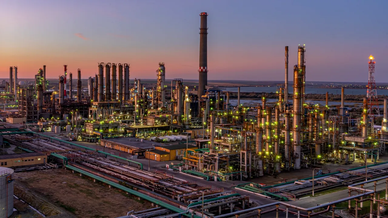 Două persoane au căzut într-un bazin de azot la Rafinăria Petromidia