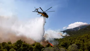 Un elicopter implicat în stingerea unui incendiu de vegetație s-a prăbușit. Două persoane se aflau la bord