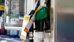 Furt la stațiile de combustibil self-service cu carduri clonate. Doi bulgari au fost reținuți de DIICOT