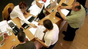 OUG a Guvernului liberal de suspendare a ratelor, modificată substanţial în Parlament de PSD. Liberalii atacă la CCR 