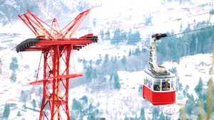 Telecabina din Buşteni şi cea care coboară de la Babele la Peştera, oprite din cauza vântului puternic