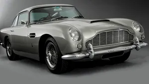 O replică a maşinii Aston Martin DB5 s-a vândut cu 200.000 de dolari. Cine a condus maşina în trecut