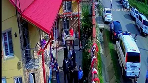 Mehedinţi: Noi IMAGINI şocante cu fetiţa de 8 ani, târâtă de procurorul de caz afară din casă/ ATENŢIE imagini cu puternic impact emoţional | VIDEO