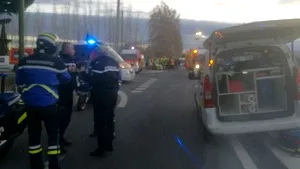Cel puţin patru morţi şi zeci de răniţi după ce un autobuz şcolar a fost lovit de un tren, în Franţa
