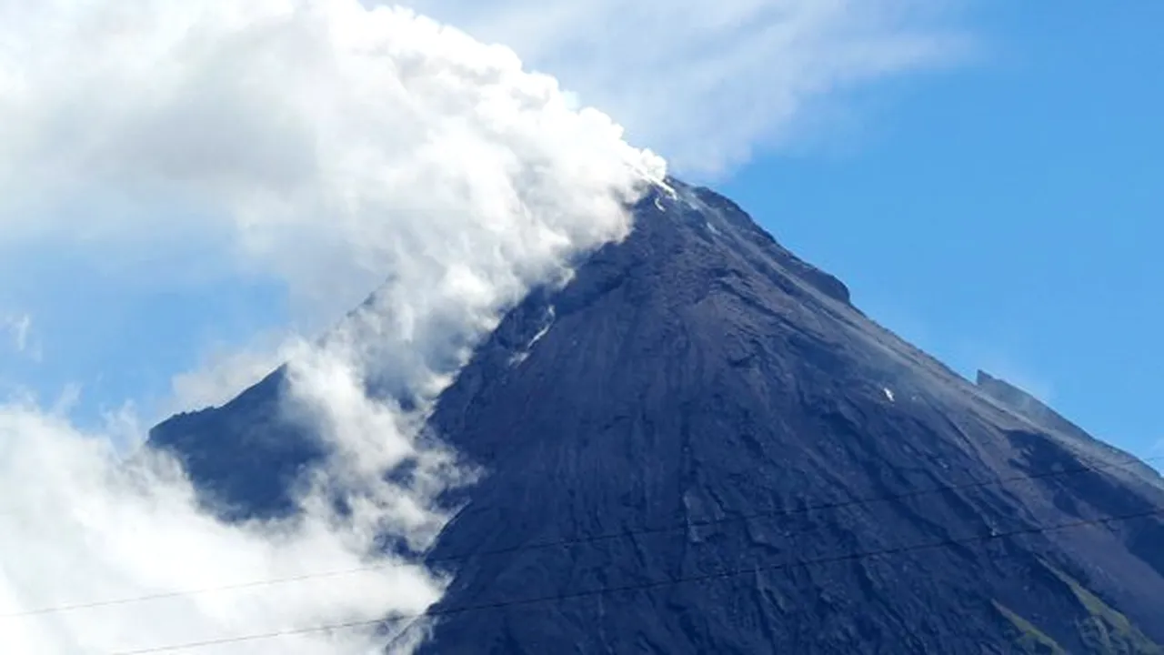 ERUPŢIE violentă a unui VULCAN din Filipine: Trei turişti germani şi ghidul lor filipinez au murit - VIDEO