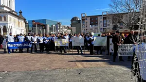 Peste 200 de profesori dintr-un judeţ au protestat, nemulţumiţi de salarizare: „Nu mai vrem promisiuni” | FOTO