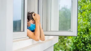 Înainte să ne îmbolnăvească trupul, pandemia ne-a afectat mintea. „Dacă nu cerem ajutor, putem ajunge la depresie majoră”