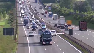Un avion a blocat traficul pe o autostradă din Germania - VIDEO