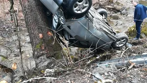 Accident pe DN 13. Doi copii şi doi adulţi, răniţi după ce maşina în care se aflau s-a răsturnat într-o curbă