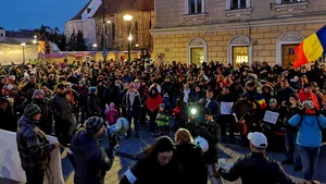 Proteste în ŢARĂ faţă de ordonanţa care modifică legile justiţiei. Manifestanţii cer demisia lui Tudorel Toader - FOTO, VIDEO