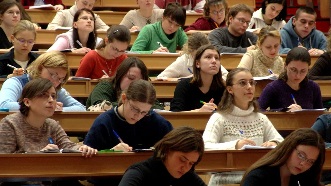 Jumătate din elevii din Constanţa ar promova Bac-ul, iar patru din zece ar pica Evaluarea la matematică