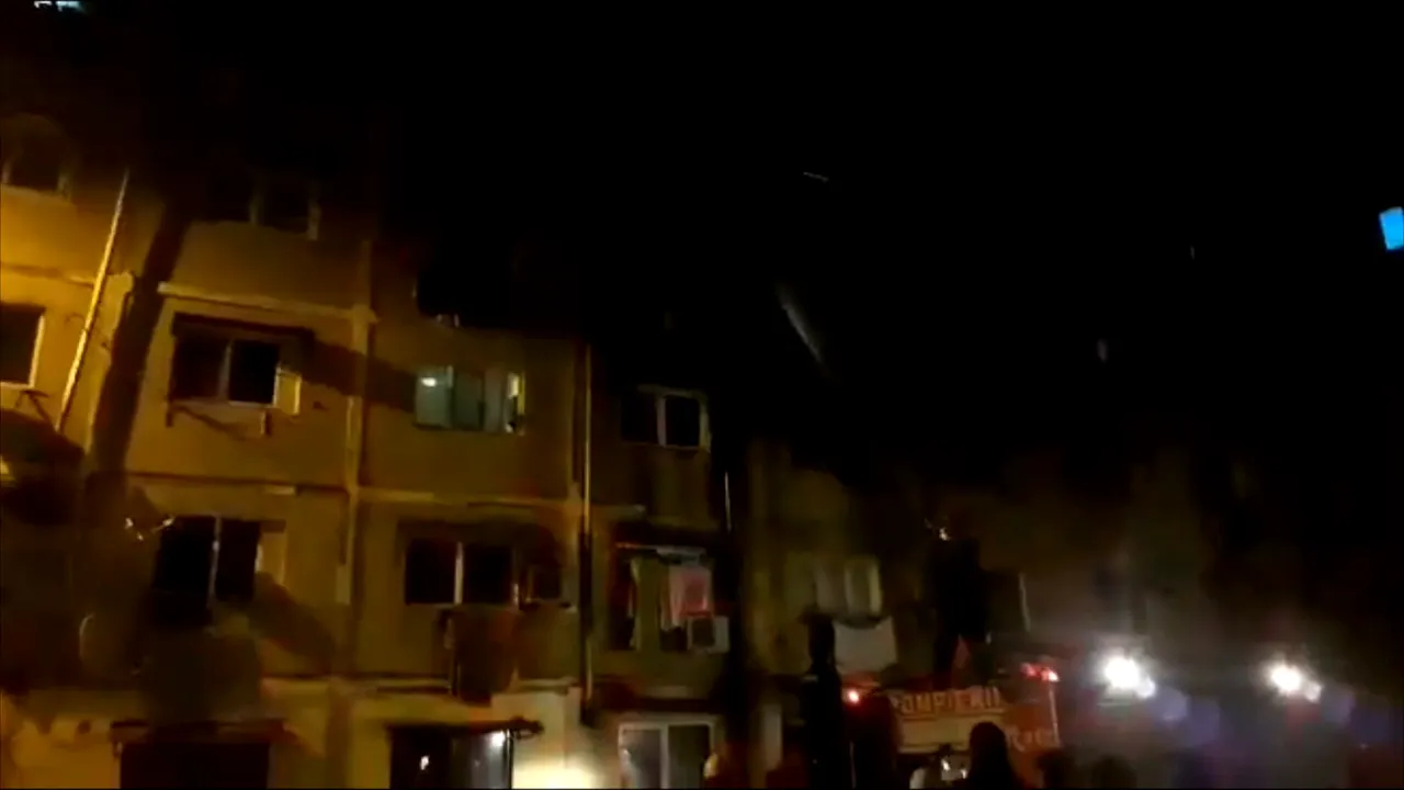 Incendiu într-un bloc din Drobeta Turnu Severin. 40 de persoane au fost evacuate. VIDEO