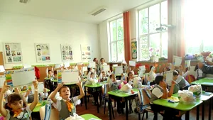 Elevii fără posibilităţi materiale vor beneficia de rechizite şcolare din fonduri europene 