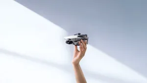 Dronă de buzunar. Cum arată drona mai mică decât un iPhone