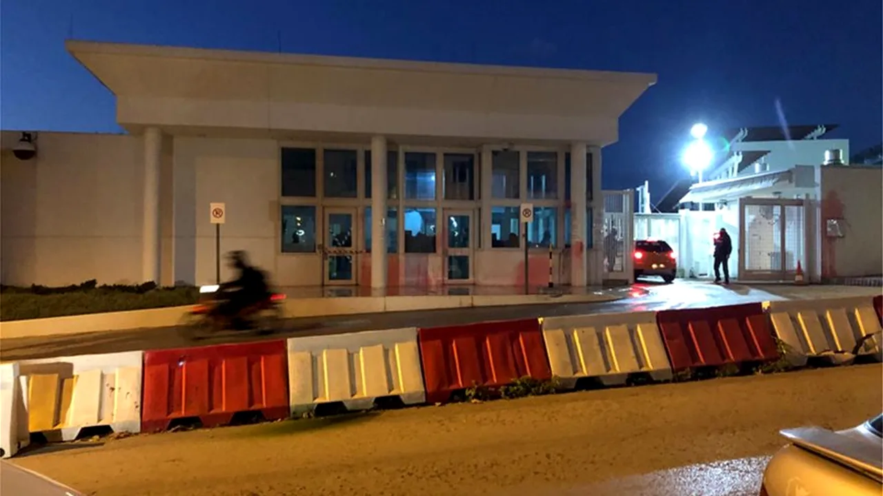 Vopsea roşie aruncată pe clădirea Ambasadei SUA la Atena. Atacul a fost revendicat de o grupare anarhistă