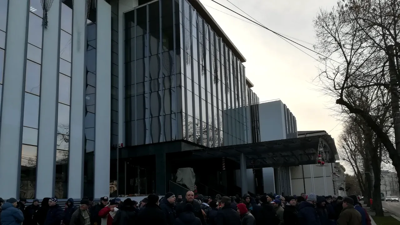 Zeci de angajaţi ai societăţii de transport public Galaţi protestează fiindcă nu au primit salariile