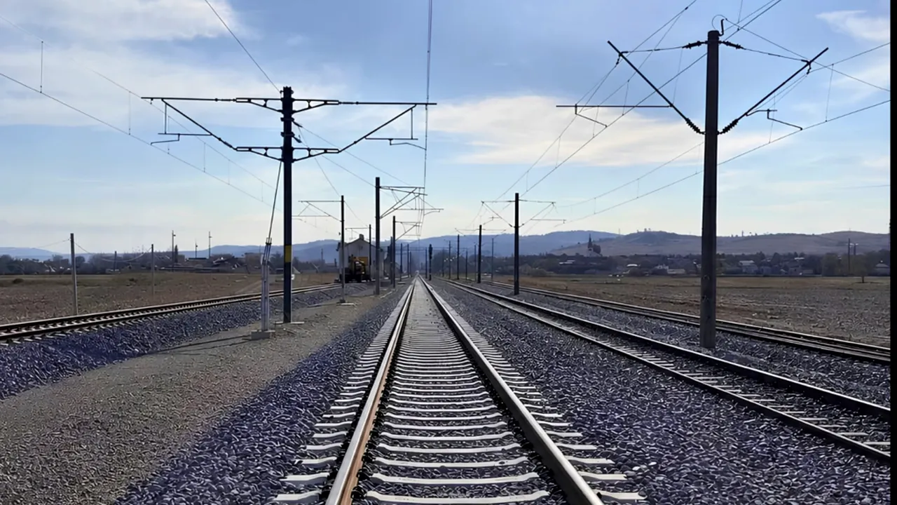 VIDEO | Calea ferată Brașov – Sighișoara: stadiul fizic al lucrărilor de reabilitare a ajuns la 61%