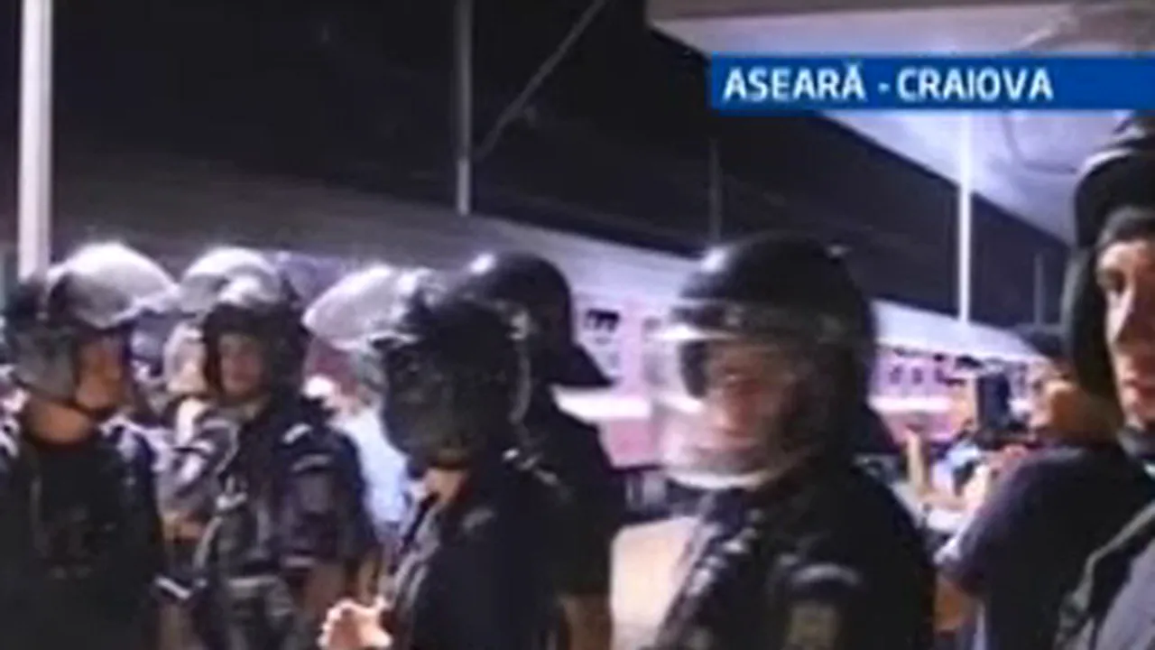 Dosare penale şi sancţiuni pentru suporteri la meciul Universitatea Craiova-Dinamo - VIDEO