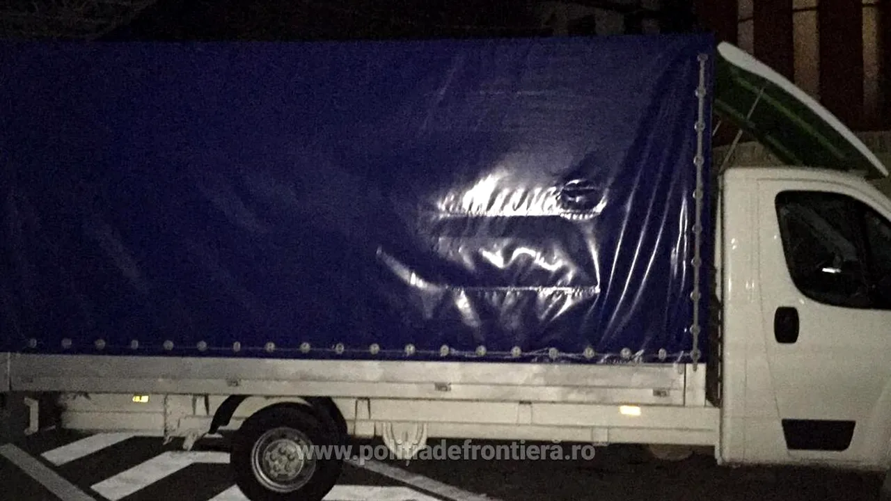 FOTO Doi cetăţeni turci ascunşi sub un camion încărcat cu aluminiu, descoperiţi la Nădlac