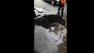 O stradă din Brăila, asfaltată pe timp de ploaie. Muncitorii au fost concediaţi | VIDEO