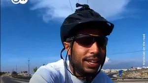 Yassine a mers patru ani pe bicicletă ca să participe la pelerinajul de la Mecca, dar riscă să nu-şi vadă visul împlinit