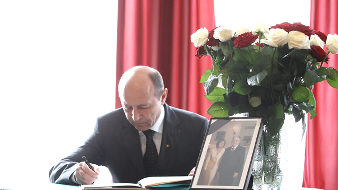 Băsescu a semnat în cartea de condoleanţe deschisă la Ambasada Poloniei