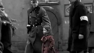 Fetiţa în palton roşu din 