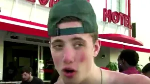 Tânărul care spunea că nu va renunţa la petreceri din cauza coronavirusului şi-a cerut scuze. 