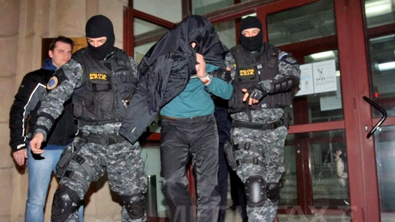 ATACUL DE LA COAFORUL PERLA: Vlădan, înainte de a scoate arma şi de a trage: 