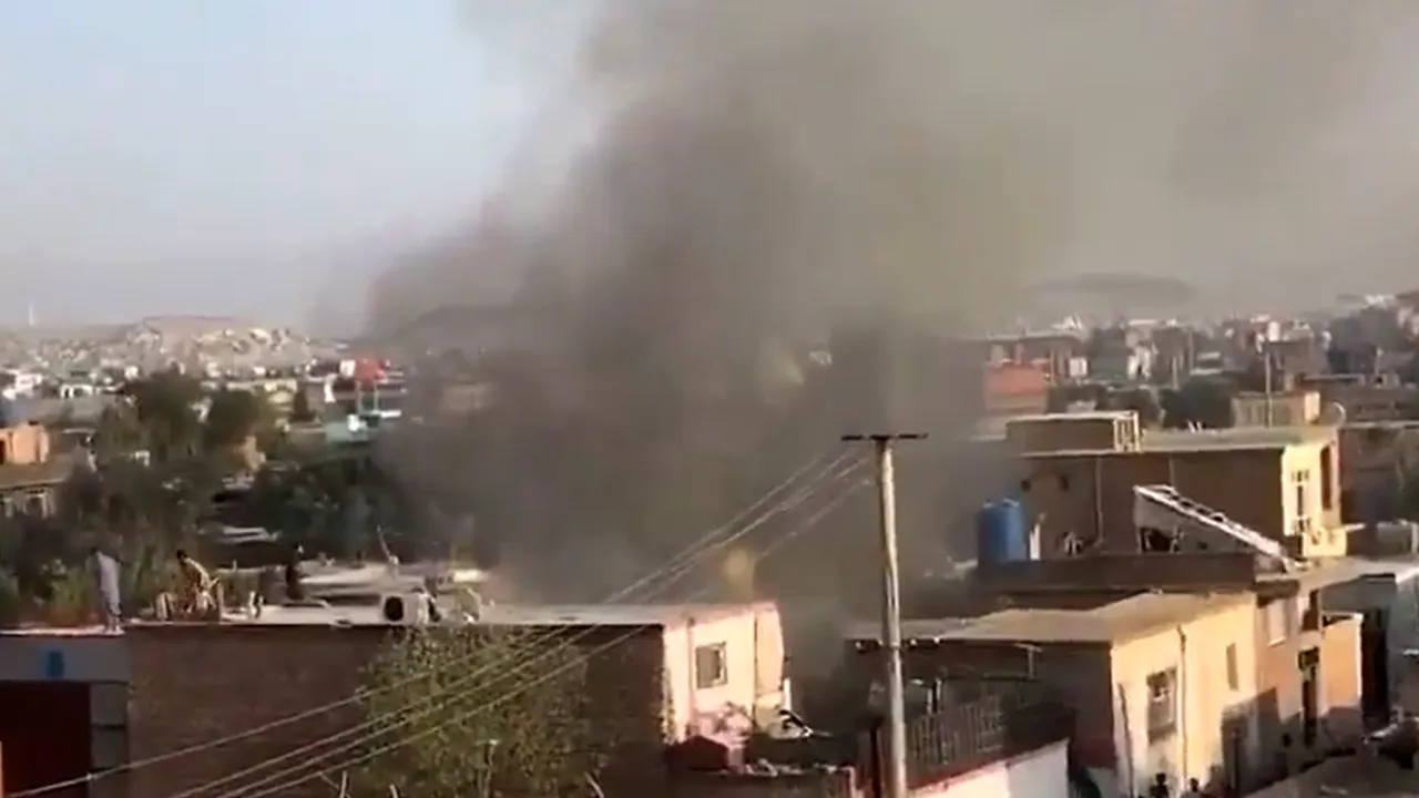 O explozie a distrus o moschee din Kabul chiar în timpul rugăciunii de seară