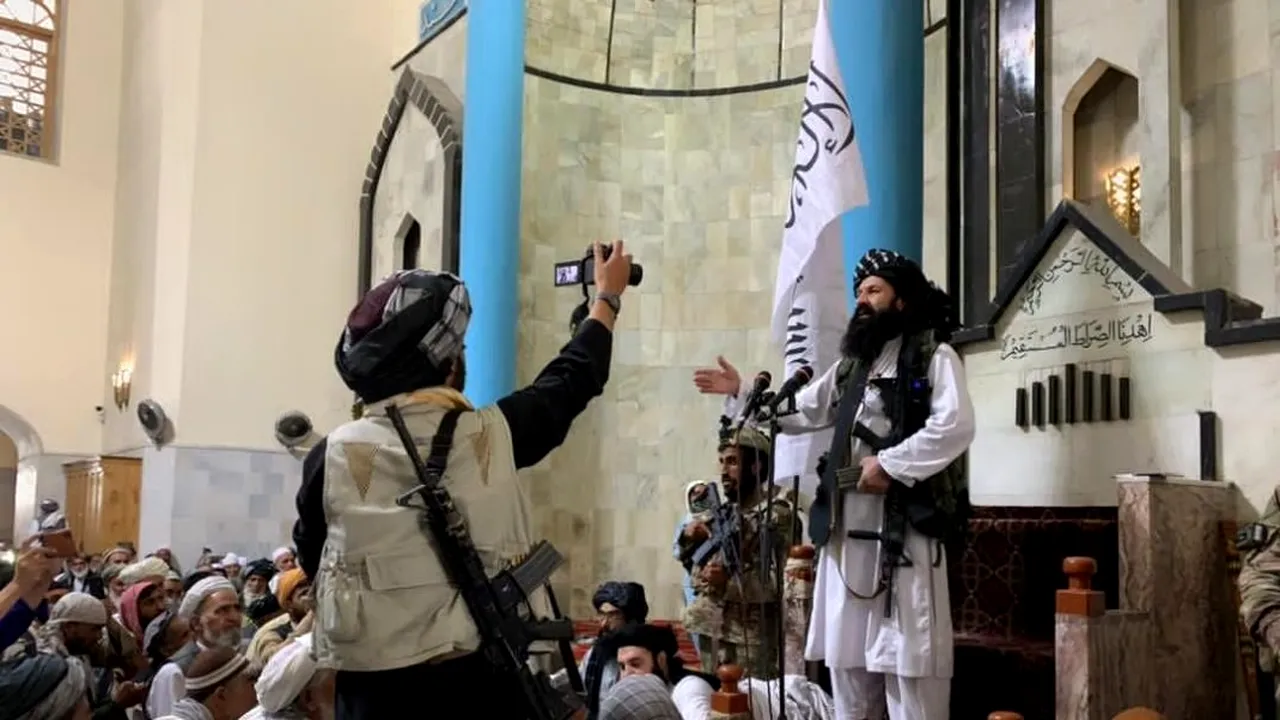 Un important lider taliban, pentru care SUA oferă recompensă 5 milioane de dolari, a apărut în Kabul