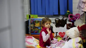 Mă numesc Eva, am 4 ani şi sunt bolnavă de leucemie. Vreau să trăiesc!