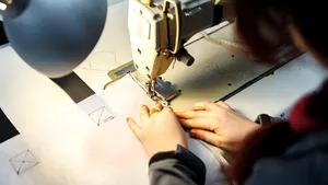 Genţi, ghiozdane, borsete făcute din bannere publicitare