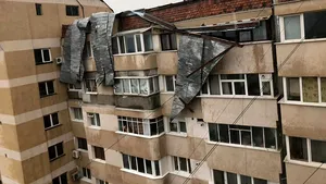 Furtunile au făcut ravagii la Bacău: Acoperişuri luate de vânt şi mai multe maşini avariate | FOTO, VIDEO