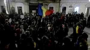 Peste 300 de clujeni protestează faţă de Legile Justiţiei