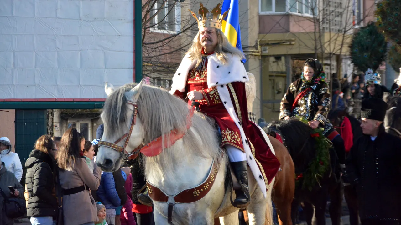 Zece mii de oameni au asistat la parada măştilor şi la Festivalul obiceiurilor de iarnă, în Suceava