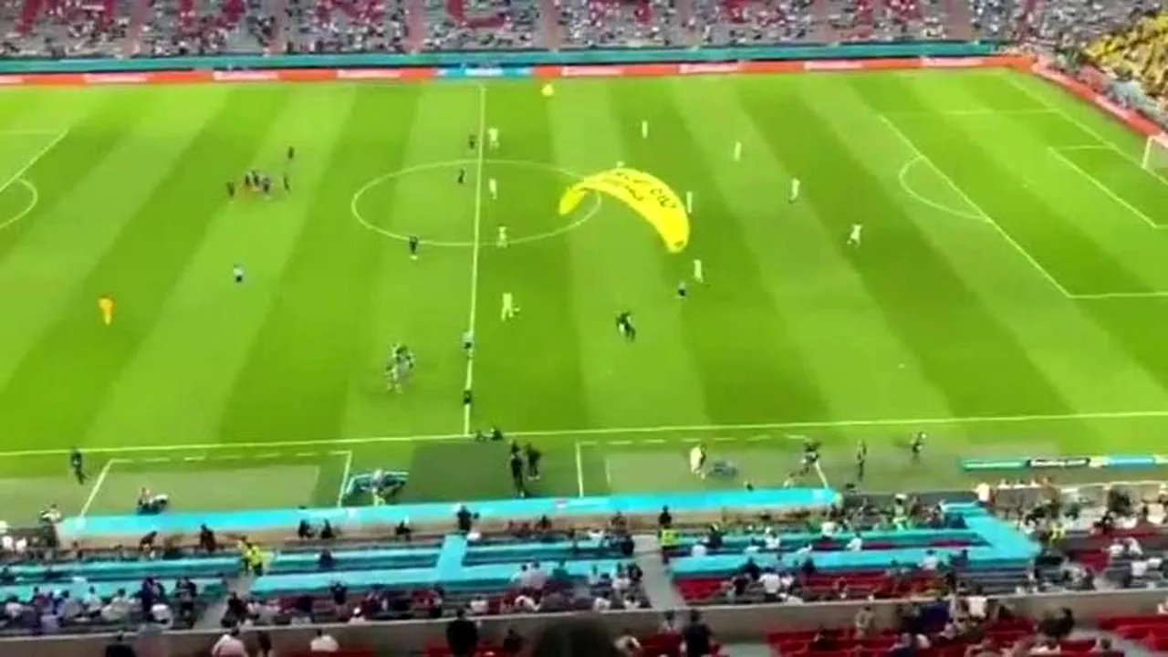EURO 2020: Un activist Greenpeace s-a paraşutat pe teren la Franţa-Germania